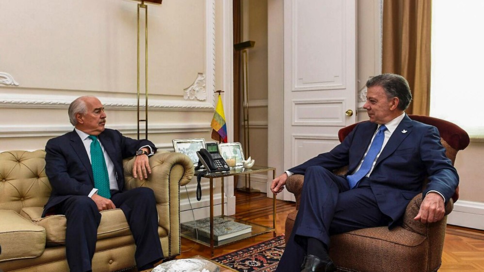 Minutos antes de la llegada de Uribe al Palacio, Santos se reunió con el también expresidente Andrés Pastrana, líder de la campaña por el No. FOTO AFP