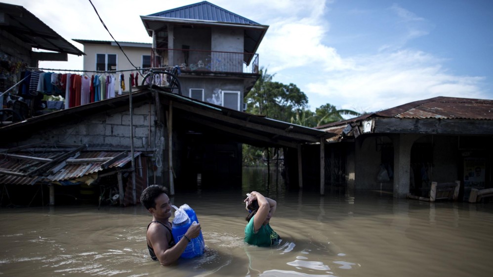  Los residentes caminan a través de una calle inundada después del Súper Tifón Mangkhut en Calumpit, Filipinas. Foto: AFP