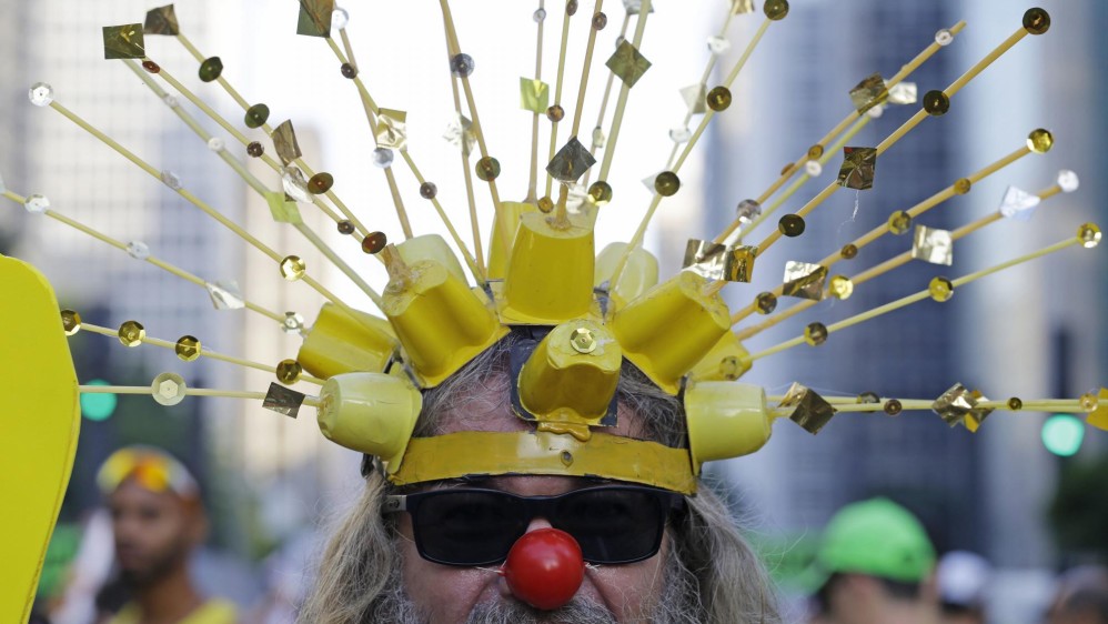 En Sao Paulo, Brasil, empieza desde temprano la celebración de San Silvestre, con una carrera de 15 kilómetros. Los lugareños corren disfrazados. FOTO AP