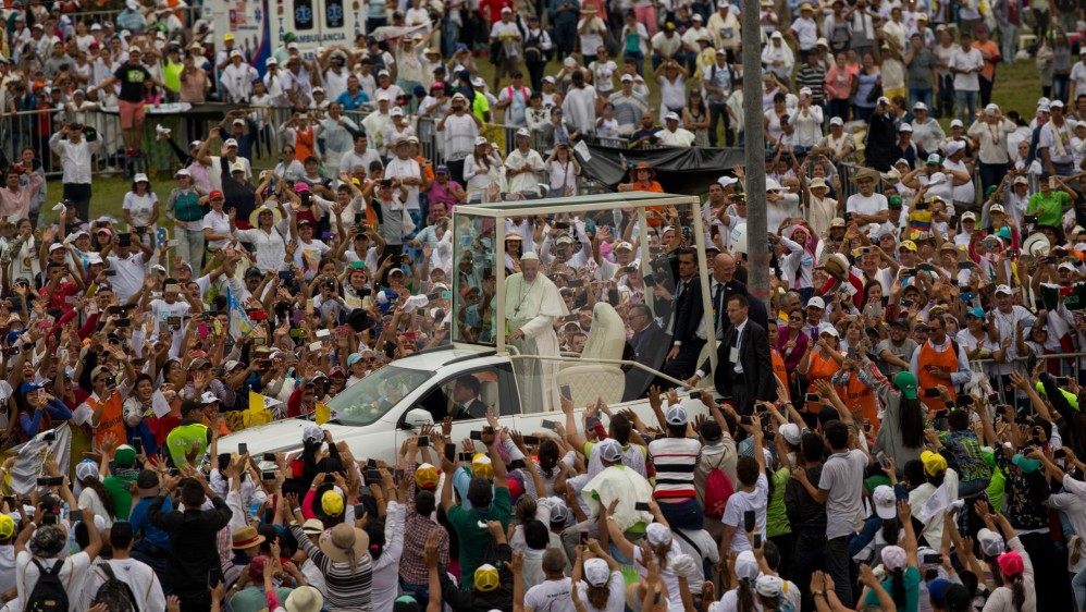 En Catama el papa bajó de un vehículo y abordó el papamóvil para realizar un circuito en un ambiente de fiesta, con música y cánticos, entre los fieles. FOTO ESTEBAN VANEGAS 