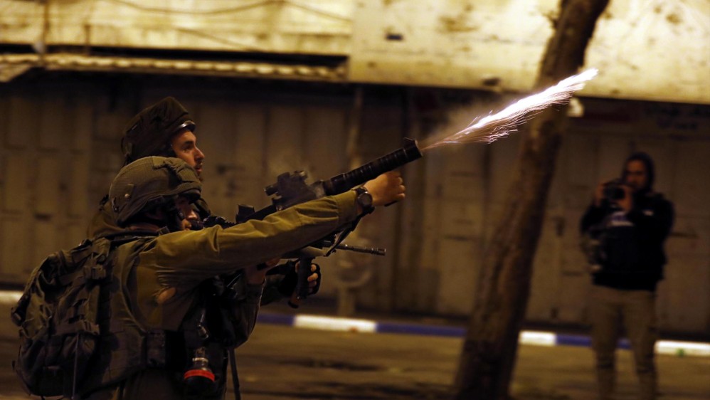 Luego del anuncio de Estados Unidos de abrir una embajada en Jerusalén, cientos de palestinos iniciaron protestas en la franja de Gaza, lo que llevó a una represión con armas letales del ejército israelí que ya deja más de 58 muertos y 2.700 heridos por las balas. Foto: EFE