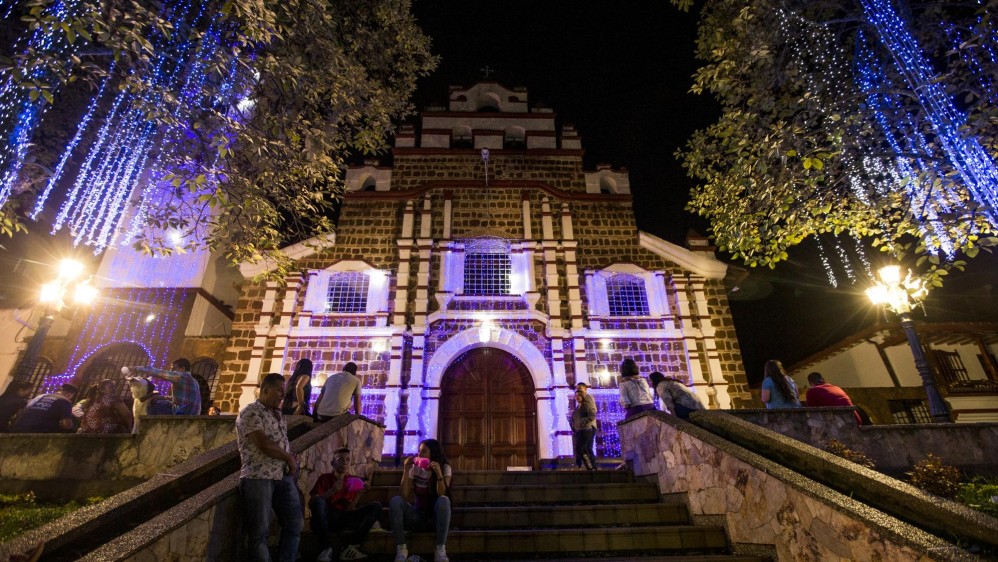 En el atrio de la iglesia central cuelgan instalaciones simulando chorros de luz. Foto: Santiago Mesa.