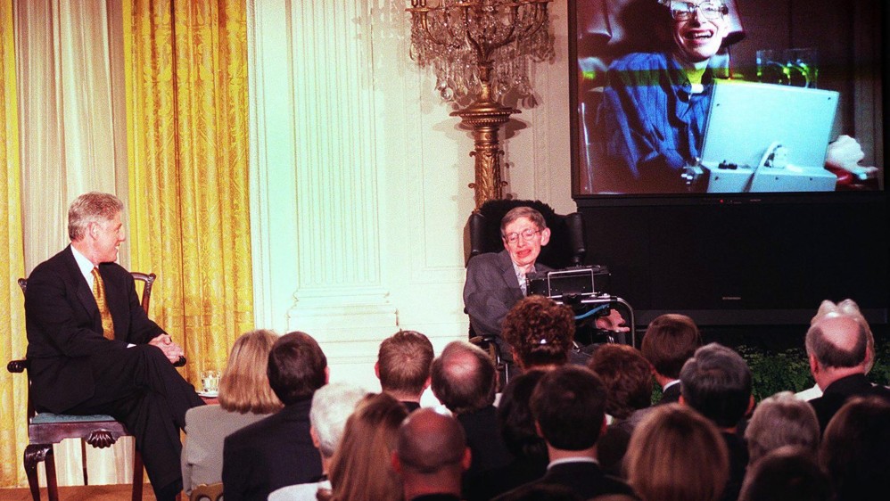 El presidente de Estados Unidos, Bill Clinton, junto a Hawking en una velada en la Casa Blanca. FOTO AFP