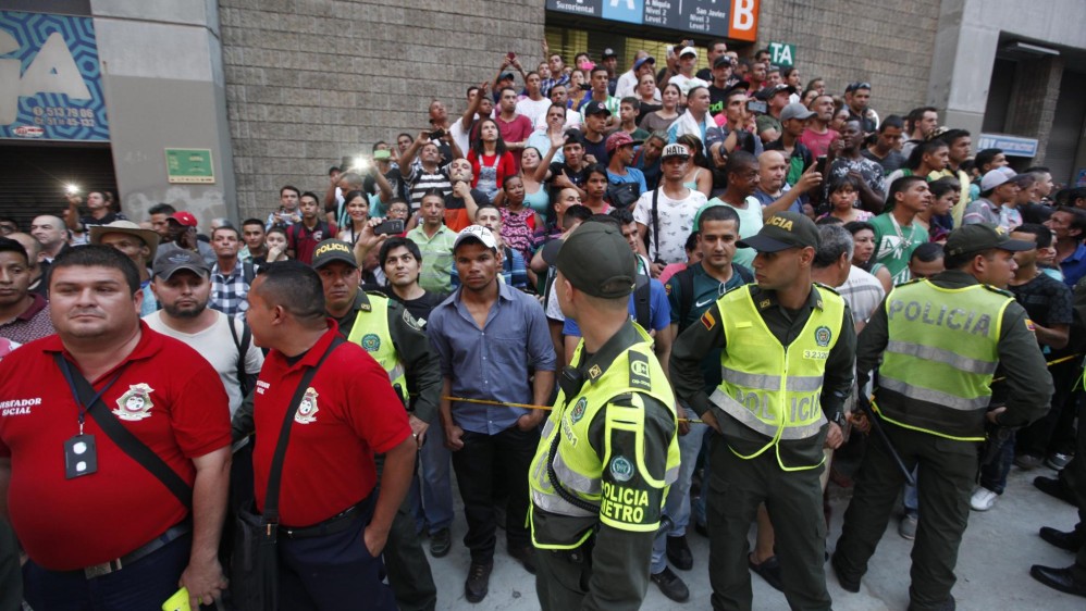 El Metro de Medellín evacuó la estación San Antonio para prevenir algún lesionado por esta conflagración. FOTO MANUEL SALDARRIAGA