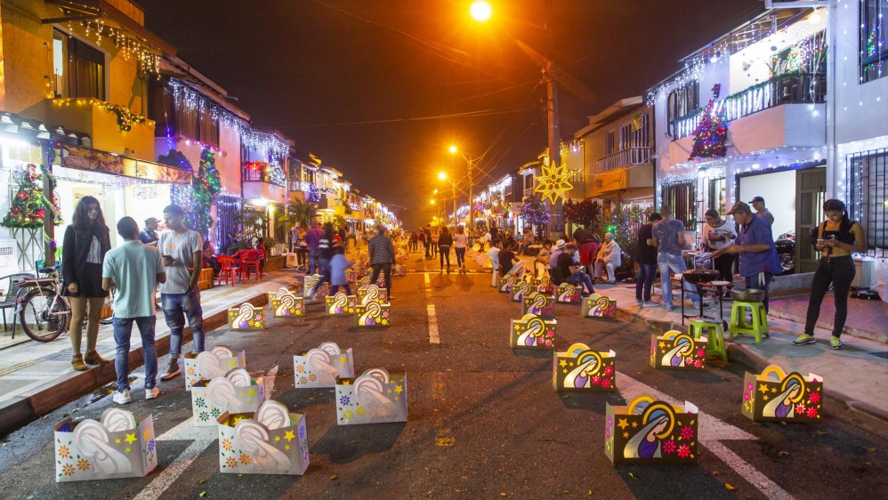 Las calles del Barrio Mesa en Envigado se iluminaron con faroles. Foto: Carlos Velásquez