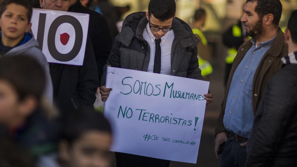 En Madrid, cientos de personas, entre ellas muchos musulmanes, se concentraron en la emblemática Puerta del Sol y en la plaza de Atocha, en esta última frente al monumento a las víctimas de los atentados de marzo de 2004, en los que 191 personas murieron en ataques simultáneos a cuatro trenes de cercanías perpetrados por yihadistas. FOTO AP