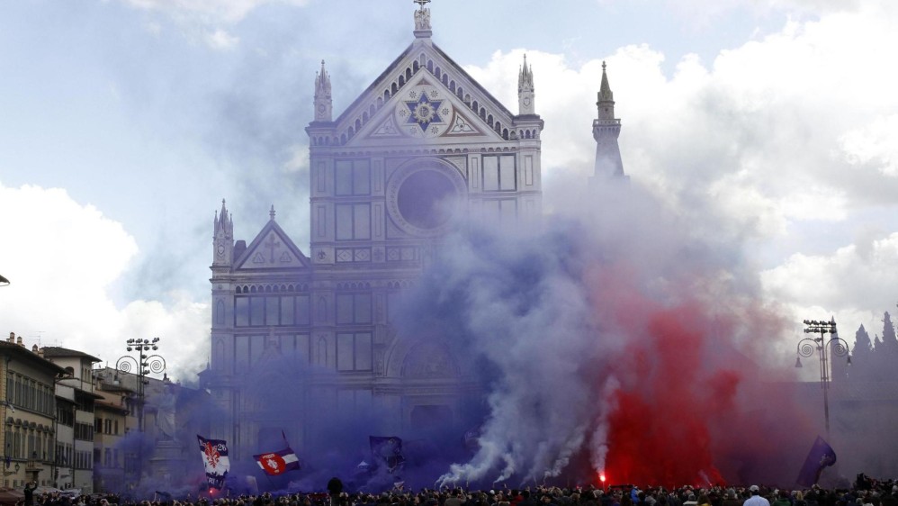 Con humo de los colores de la Fiorentina frente a la iglesia donde se realizó el funeral, acompañó el adiós al excapitán. FOTO EFE
