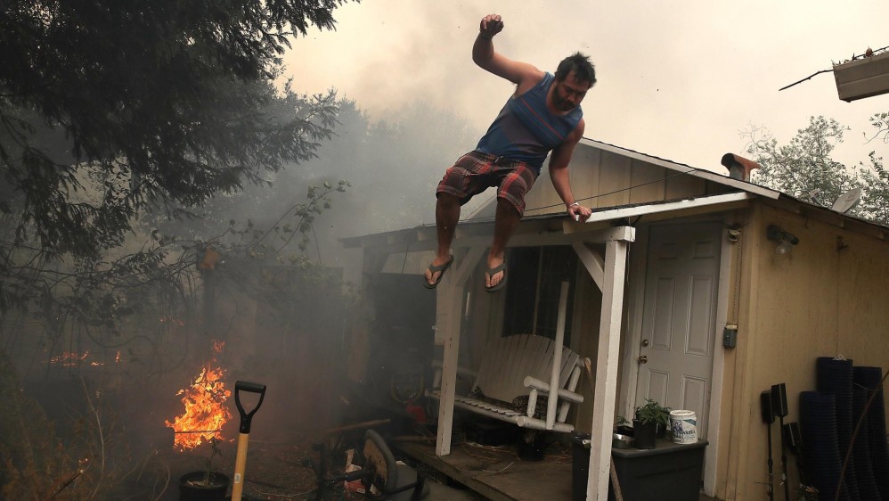 Los vientos fuertes y secos avivaron las llamas, por lo que lo residentes de la zona fueron sometidos a evacuaciones obligatorias y enviados a refugios locales. FOTO EFE