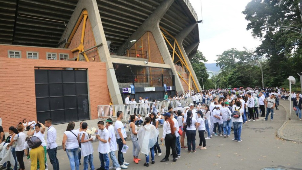 Ya comenzaron las filas para ingresar al estadio Atanasio Girardot donde a las 6:45 de la noche será la ceremonia por las víctimas de la tragedia aérea de Chapecoense. FOTO @AlcaldiadeMed