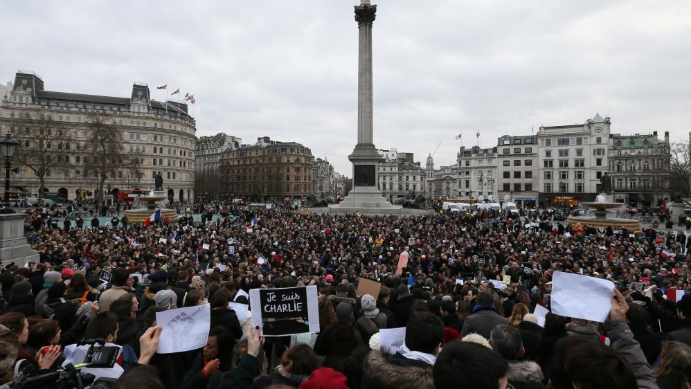 En Londres, centenares de personas se congregaron en la plaza de Trafalgar -entre ellos el viceprimer ministro británico, Nick Clegg- cuyas fuentes se tiñeron con los colores de la bandera francesa y donde se depositaron flores y bolígrafos en memoria de las víctimas. FOTO AP