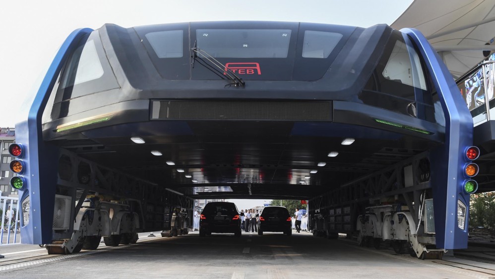 El modelo de Autobús de Tránsito Elevado (TEB, en inglés) está diseñado para ir sobre el tráfico regular para ayudar a la congestión sin tener que hacer nuevos túneles o construir vías férreas elevadas. FOTOS Xinhua vía AP