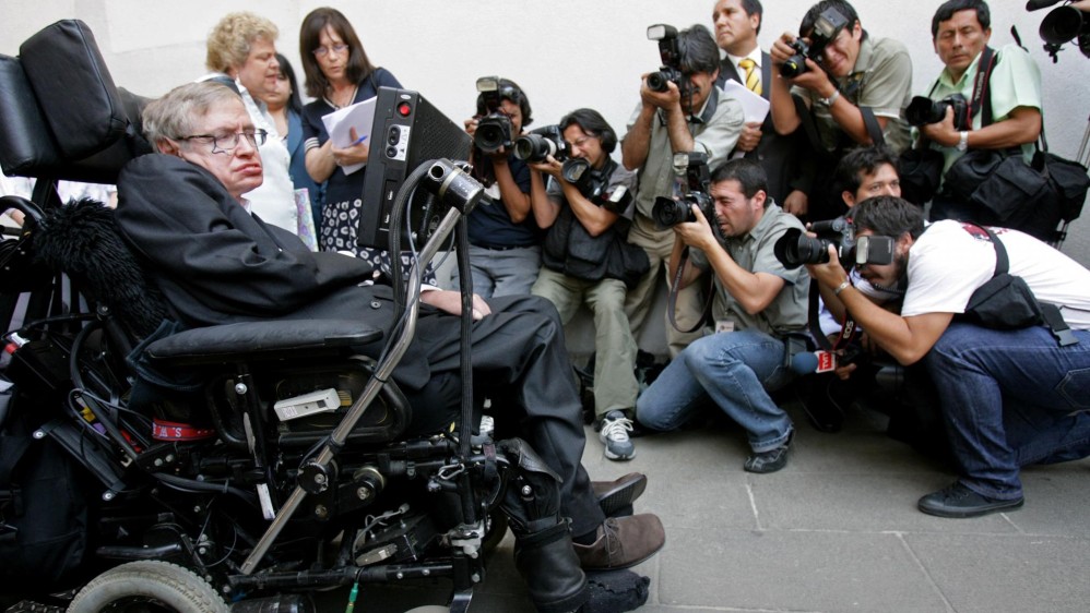 Hawking durante una conferencia en el palacio de la Moneda en Chile. FOTO AFP