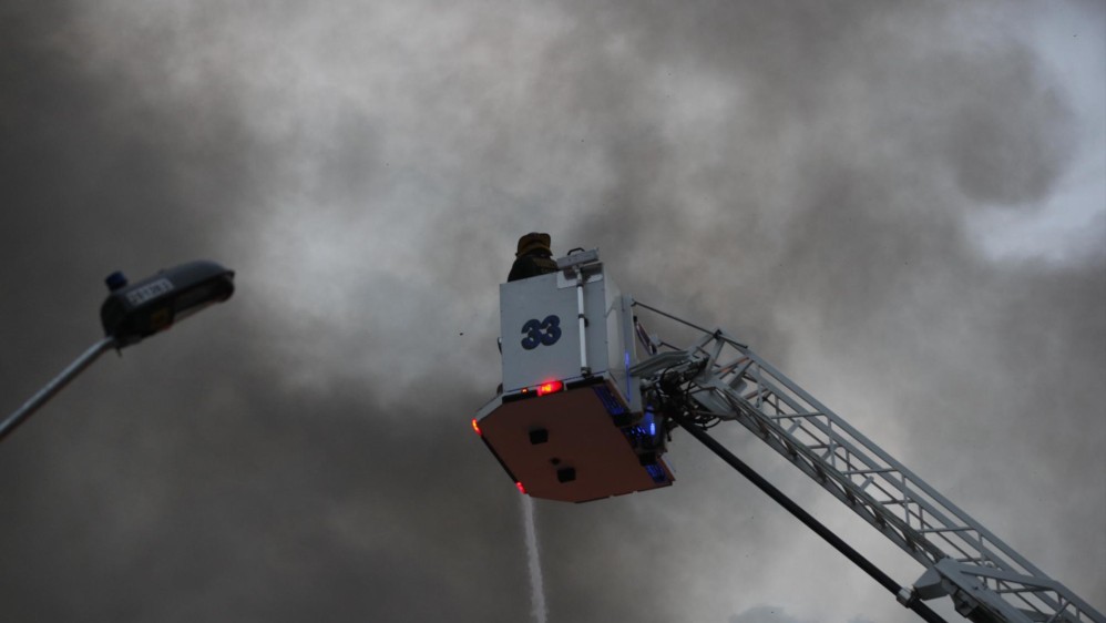 El incendio fue controlado a las 7:00 de la noche y los Bomberos de Medellín evaluaron los daños. FOTO MANUEL SALDARRIAGA