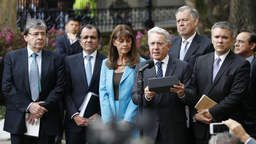 “Es mejor la paz para todos que un acuerdo débil para la mitad”, dijo el expresidente Álvaro Uribe al finalizar la reunión con el Gobierno Nacional. FOTO AP