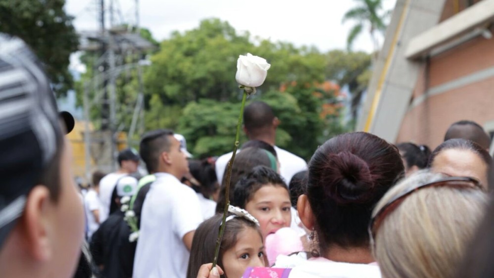 Ya comenzaron las filas para ingresar al estadio Atanasio Girardot donde a las 6:45 de la noche será la ceremonia por las víctimas de la tragedia aérea de Chapecoense. FOTO @AlcaldiadeMed