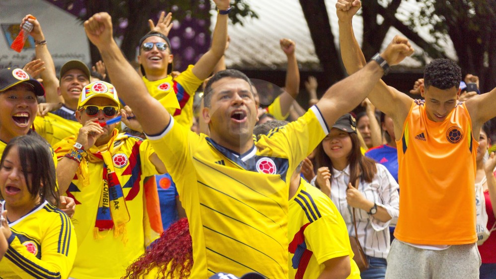 ¡Júbilo patrio! Los hinchas celebran los goles de la Selección Colombia en las afueras del estadio Atanasio Girardot. FOTO ANDRÉS CAMILO SUÁREZ
