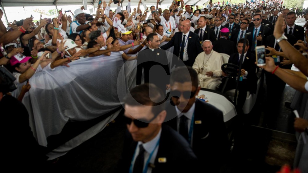 El Papa Francisco en su salida del parque Las Malocas tras el Encuentro de Oración por la Reconciliación Nacional. FOTO ESTEBAN VANEGAS