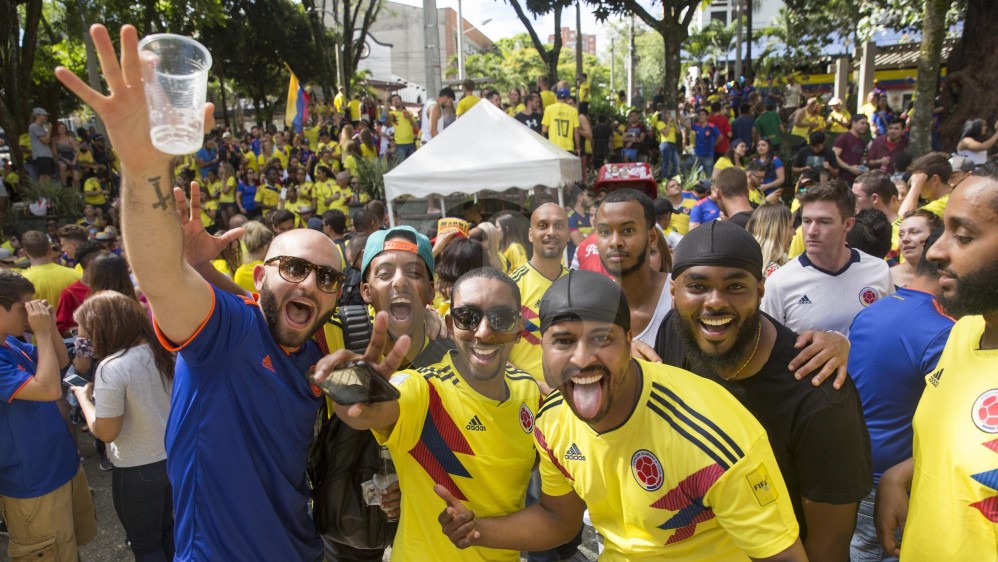 Los extranjeros también se contagiaron de la alegría de los colombianos tras el primer triunfo de los cafeteros en Rusia-2018. FOTO EDWIN BUSTAMANTE