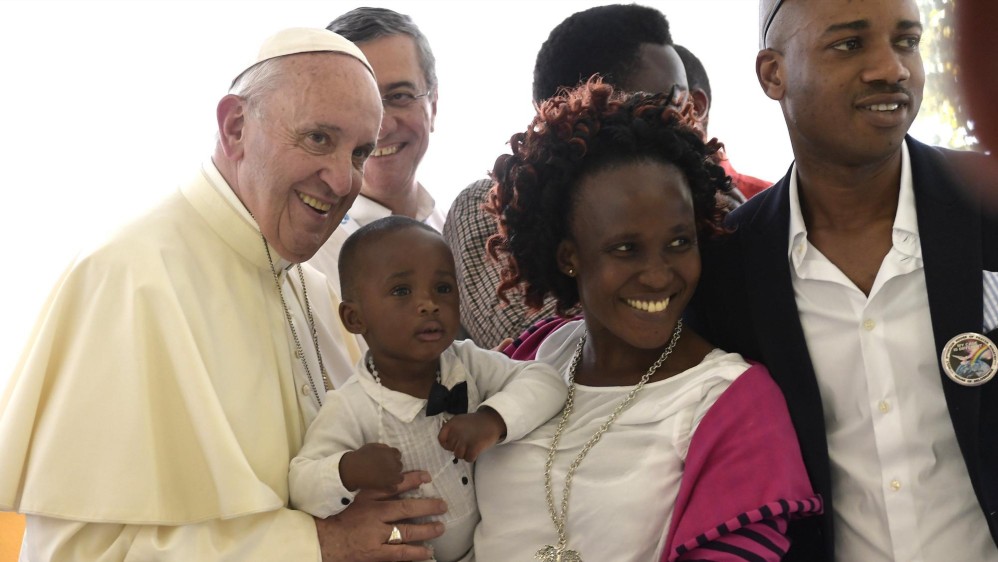 El amor antes del mundo, es el título del libro del Papa Francisco. FOTO AFP