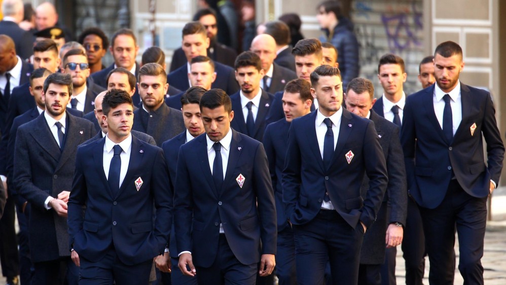 Los jugadores de la plantilla de Fiorentina llegaron para darle el último adiós a su compañero y capitán, Davide Astori, quien falleció el pasado domingo por una falla cardíaca. FOTO AFP 