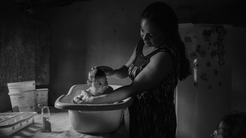 Adriana Cordeiro Soares, de 30 años, baña a su hijo Joao Miguel, de 3 meses de edad, nacido con microcefalia causada por el virus Zika. Ganadora del segundo lugar de una serie en la categoría temas contemporáneos. Lalo de Almeida / Cortesía de World Press Photo Foundation 