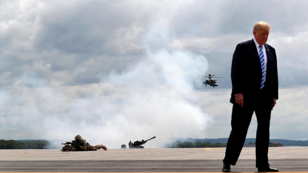 El presidente de los Estados Unidos, Donald Trump, observa una manifestación con las tropas de la 10a División de Montaña del Ejército de los Estados Unidos, un helicóptero de ataque y artillería cuando visita Fort Drum, Nueva York, EE. UU., 13 de agosto de 2018. REUTERS / Carlos Barria