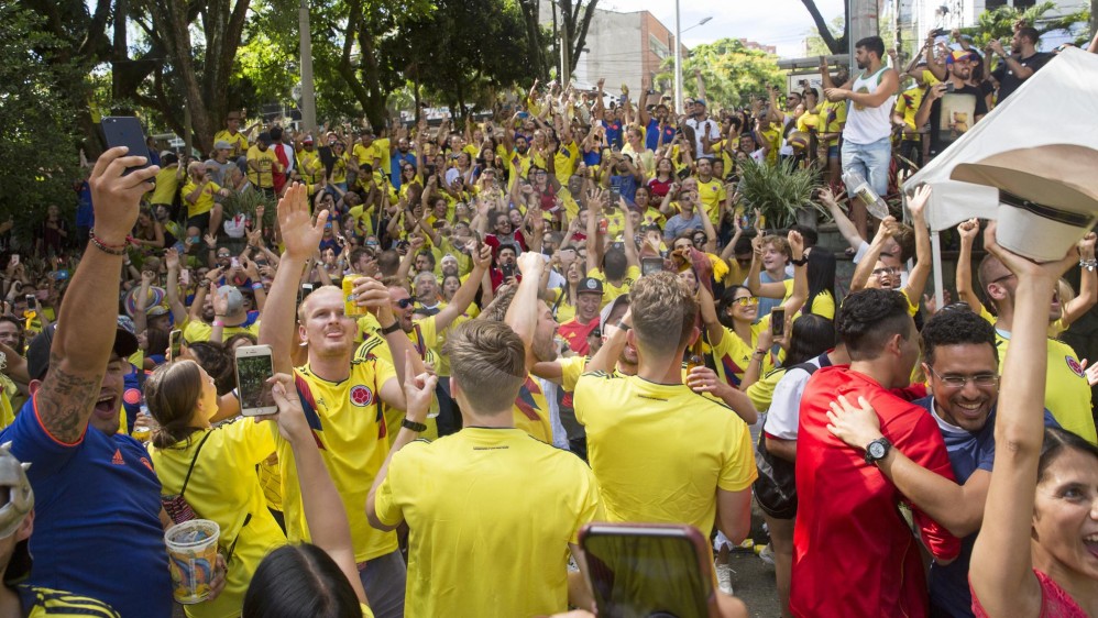 En varios puntos de la ciudad, los medellinenses salieron a celebrar el triunfo de Colombia 3-0 sobre Polonia en el Mundial de Rusia. FOTO EDWIN BUSTAMANTE