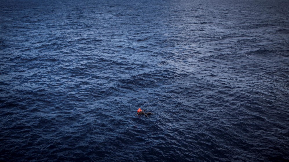 El cuerpo de un migrante se encuentra flotando en el mar. El personal médico de la Cruz Roja a bordo del Respondedor estimó que había estado en el mar durante al menos cuatro días. FOTO Mathieu Willcocks / MOAS.eu / Cortesía de World Press Photo Foundation