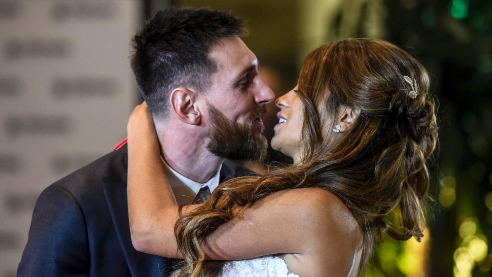 El primer beso de la pareja como marido y mujer. FOTO AFP