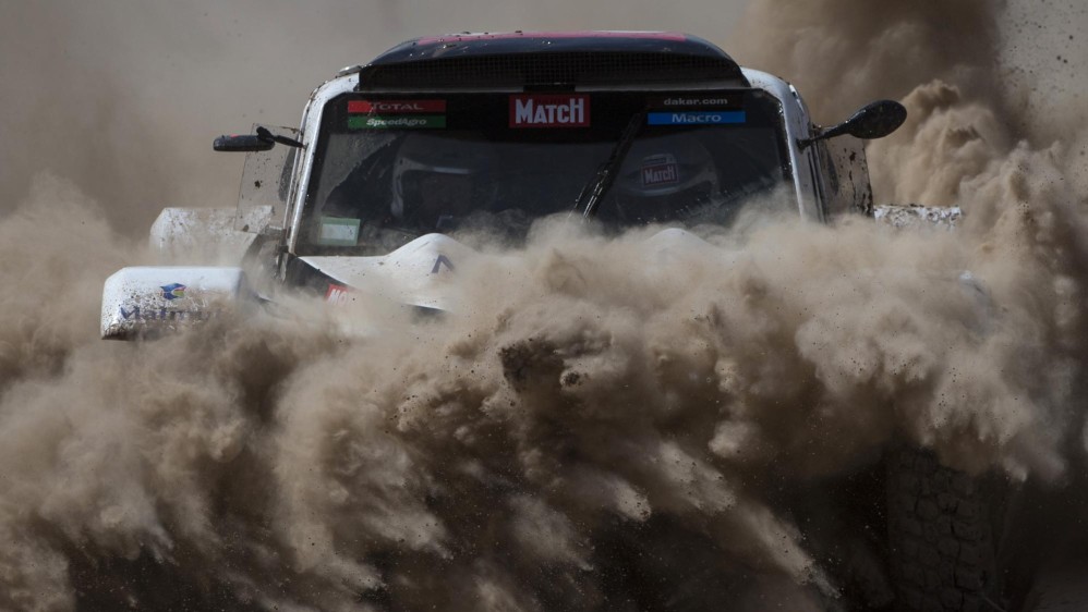La serie de abandonos que dejó la segunda etapa del Dakar 2015 con el calor como principal obstáculo encontró un aire fresco este martes en la llegada de la caravana móvil a la ciudad riojana de Chilecito. FOTO AP