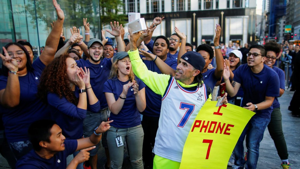 Javier González celebró su compra a las afueras de la App Store en Nueva York. FOTO Reuters