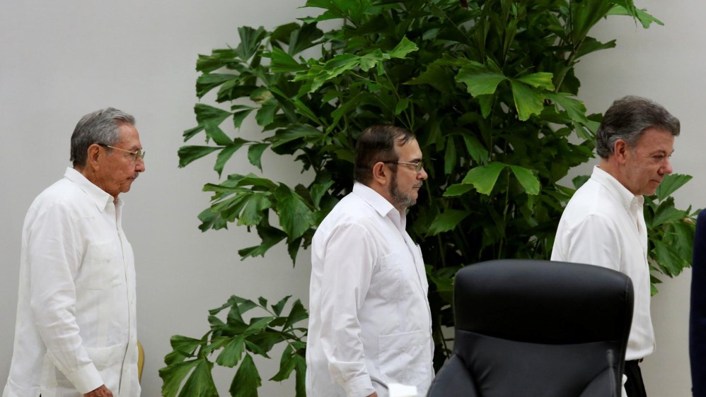 Raúl Castro, mandatario cubano, Rodrigo Londoño Echeverri, alias “Timochenko” y Juan Manuel Santos llegan al salón para la firma del acuerdo. FOTO Reuters