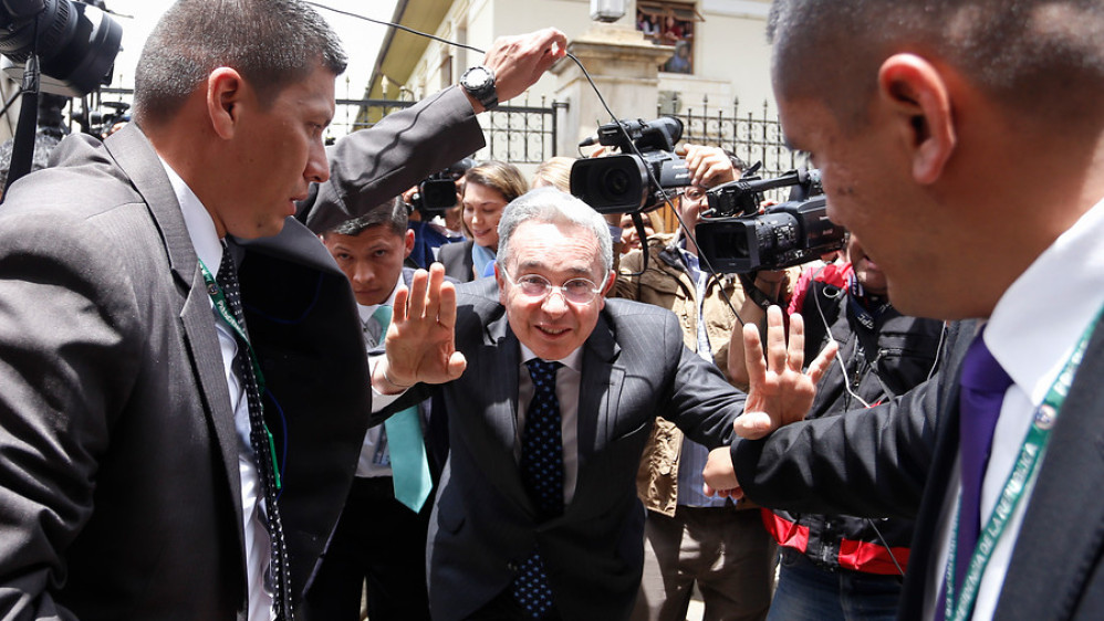 Uribe tuvo que esquivar a los fotógrafos y camarógrafos que esperaban su llegada afuera de la Casa de Nariño. FOTO Colprensa