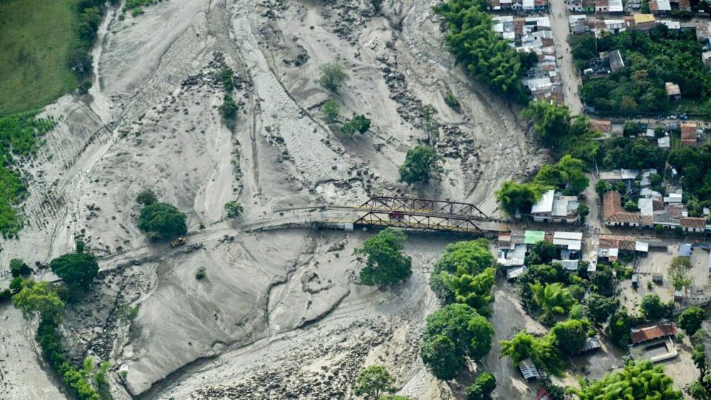 Las autoridades confirmaron este miércoles que son 3 los muertos y 32 los heridos que dejó la noche del martes el desbordamiento del río La Paila en el municipio de Corinto, en Cauca. FOTO AFP