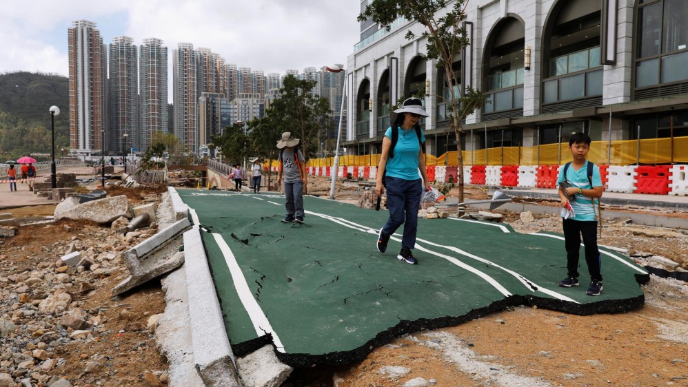 La gente camina a través de un camino dañado después de que el Súper Tifón Mangkhut golpeó a Hong Kong, China. Foto: REUTERS