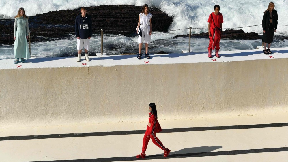 Presentación de los diseños de Ten Pieces en Bondi Iceberg durante la Semana de la Moda de Australia. Foto: AFP
