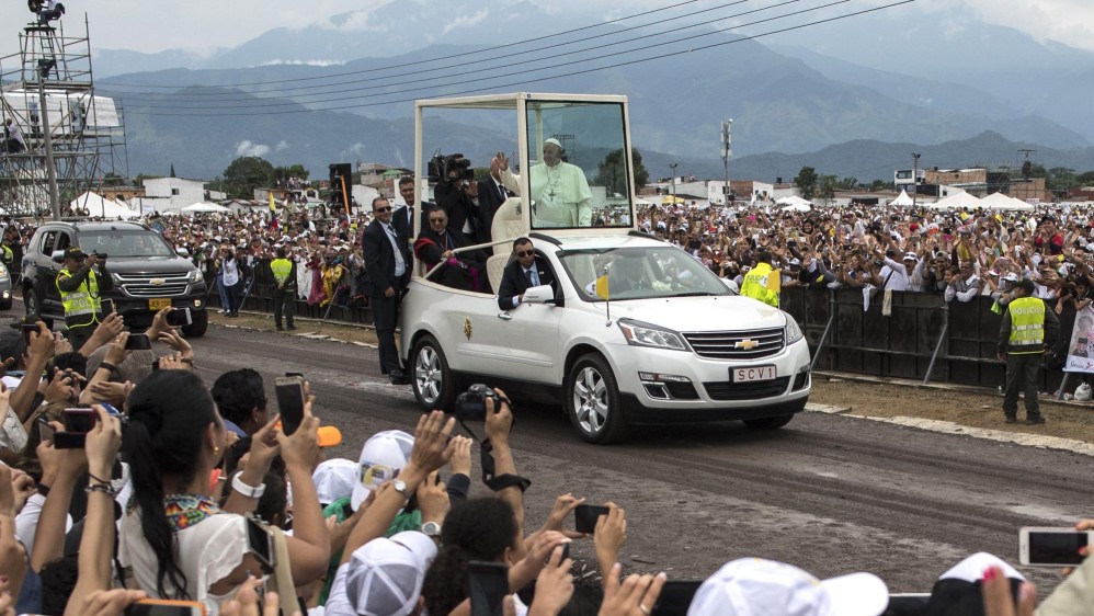 Al llegar a la entrada de Catama el papa bajó de un vehículo y abordó el papamóvil para realizar un circuito en un ambiente de fiesta, con música y cánticos, entre los fieles que llegaron para asistir a la segunda misa en Colombia. FOTO AFP