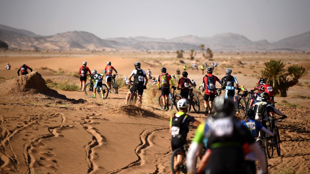 Cientos de atrevidos ciclomontañistas se enfrentan a las dunas del desierto del Sahara en la carrera Titan Desert de 6 días. Toda una hazaña para quienes logran atravesar el desierto sobre las dos ruedas. Foto: Franck Fife, AFP