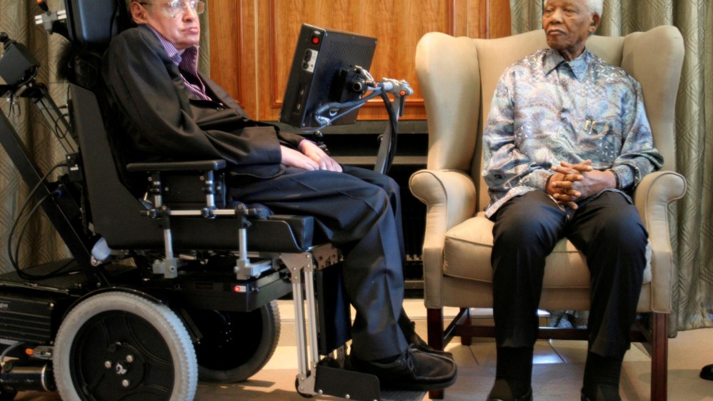 El presidente Nelson Mandela conoce a Hawking en la fundación Mandela. FOTO REUTERS