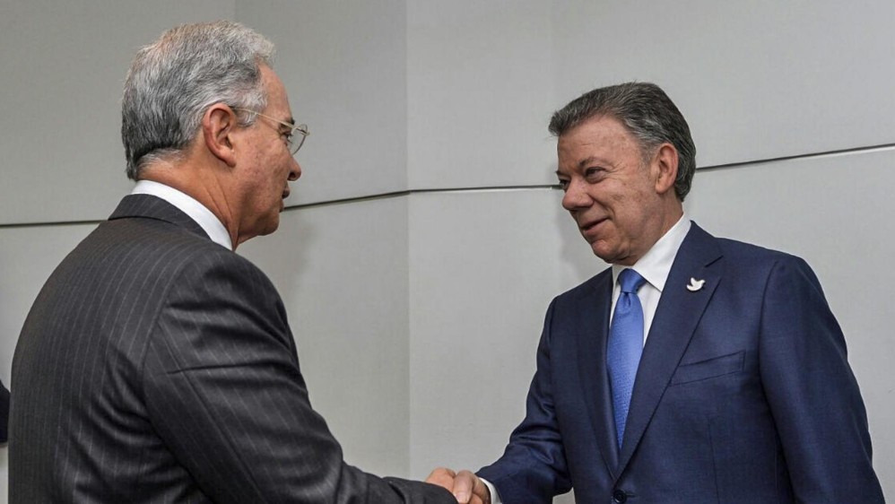 Hace seis años que Juan Manuel Santos y Álvaro Uribe no se estrechaban las manos en público. FOTO AFP