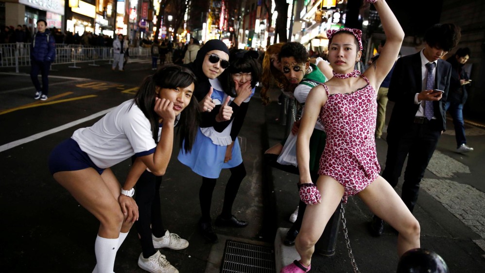 A pesar de que en Tokio la temperatura era de 5 grados centígrados a la medianoche, estos jóvenes japoneses salieron semidesnudos a recibir el Año Nuevo en las calles de la ciudad. FOTO Reuters