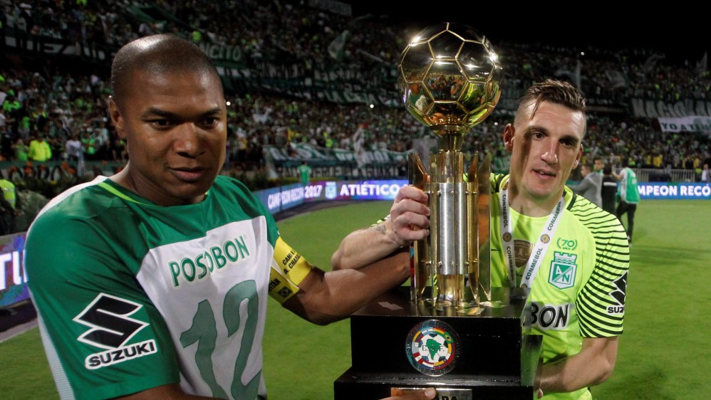 El capitán Alexis Henríquez y el arquero Franco Armani levantando el trofeo de la Recopa Sudamericana. FOTO REUTERS