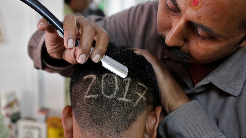 Aunque los indios tienen su propio año nuevo, algunos han adoptado las costumbres Occidentales. Este hombre de Ahmedabad, India, decidió marcarse el 2017 en la cabeza. FOTO Reuters