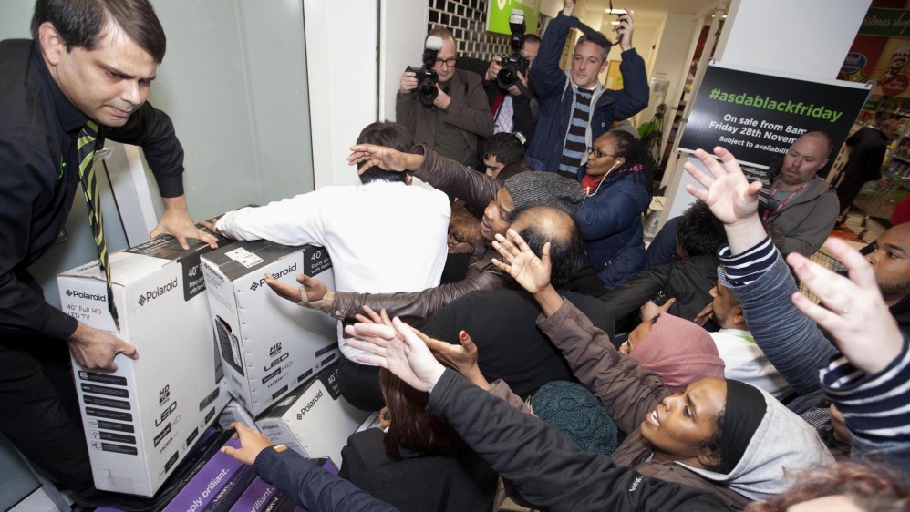 En Londres, Inglaterra, los compradores también se volcaron a las tiendas con los mayores descuentos. FOTO AP