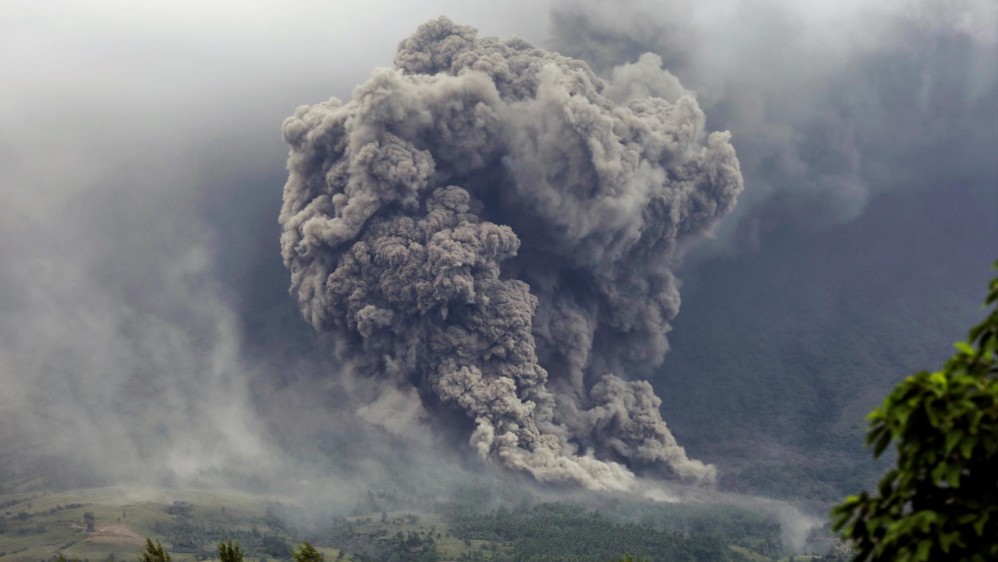 Las nuevas erupciones del Mayon, ubicado en la provincia de Albay a unos 350 kilómetros al sureste de Manila, se produjeron entre la medianoche y las 1:00 p.m. hora local (2:00 a.m. en Colomiba), informó la agencia vulcanológica de Filipinas (PHIVOLCS). FOTO EFE