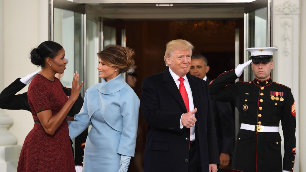 Trump, acompañado por el vicepresidente electo, Mike Pence, y la esposa de este, Karen, acudió a la Casa Blanca para tomar un té protocolario tras asistir a un servicio religioso en una iglesia frente a la residencia presidencial. FOTO AFP