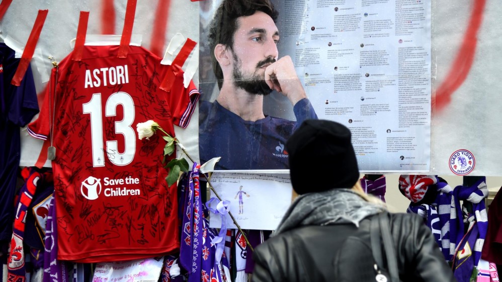 Los seguidores aprovecharon también para dejar mensajes y flores para decirle adiós al jugador. FOTO AFP