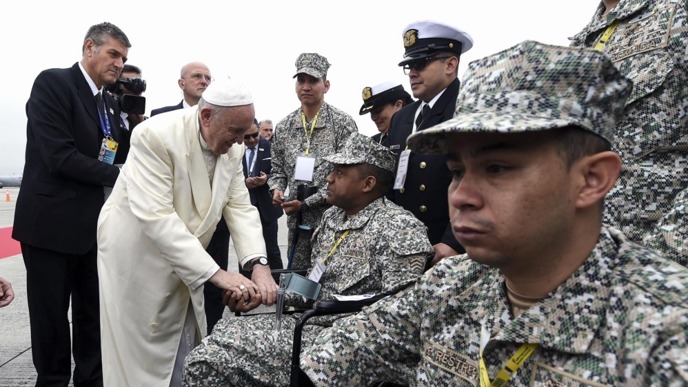 Antes de su viaje a Villavicencio, el Papa Francisco compartió unos minutos con policías, militares y miembros de las Fuerzas Armadas en la Base Militar de Catam, en Bogotá. FOTO AFP