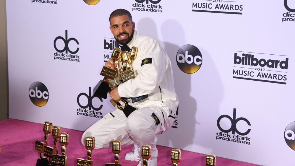 Vestido de blanco, Drake, el ganador de la noche. FOTO AFP