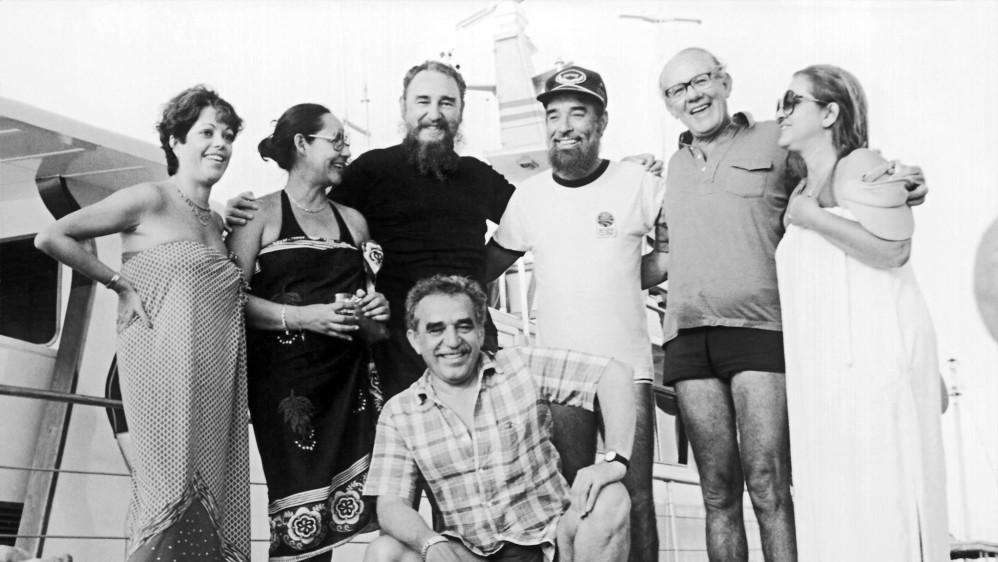 La cercanía con García Márquez permitió a Fidel Castro hacer puentes con otros personajes influyentes de Colombia. En esta foto, la segunda persona de derecha a izquierda es el expresidente Alfonso López Michelsen. FOTO COLPRENSA
